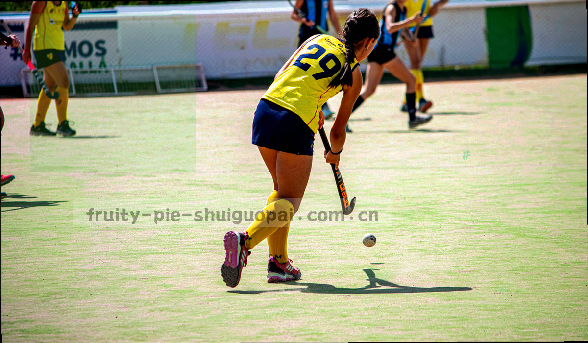 分层酥皮特写，一层层起酥的纹路清晰可见